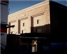 Vue du poste de transformateurs, qui montre le briquetage ornemental, 1991.; Travaux publics Canada / Public Works Canada, 1991.