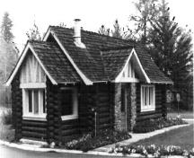 Corner view of the South Gate Registration, Building 3, 1984.; Agence Parcs Canada / Parks Canada Agency, PNRO, S. Siepman, 1984.