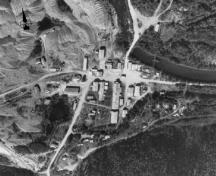Vue aérienne du complexe de Bear Creek, 1988.; Department of Energy, Mines and Resources / Ministère de l'Énergie, des Mines et des Ressources , 1988.