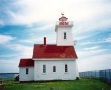Vue de la façade latérale du Phare et sifflet de brume à Wood Islands, vers 1990.; Department of Transport / Ministère des Transports, ca./vers 1990.