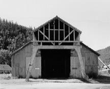 Façade de l'atelier d'usinage, qui montre la saillie particulière du pignon avant, 1988.; Parks Canada Agency / Agence Parcs Canada, 1988.