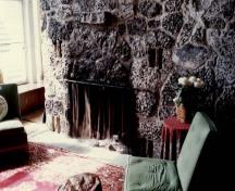 Vue de la façade générale de la villa, qui montre la grande cheminée en pierre des champs, 1989.; Parks Canada Agency / Agence Parcs Canada, S. Lunn, 1989.