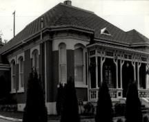 Vue en angle du bâtiment 20, qui montre les baies vitrées et fenêtres à arc segmentaire avec chambranles en pierre, 1988.; Department of National Defence / Ministère de la Défense nationale, 1988.