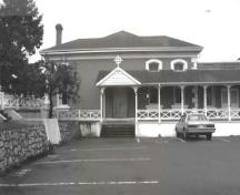 Vue frontale du BFC Esquimalt, Naden, cour de musée, bâtiment no 35, maintenent une Chapelle Catholique.; (Ian Doull, AHB, Parks, 1989.)