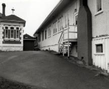 Vue de l'ouest du bâtiment 37, qui montre le rapport entre le bâtiment 37 et le bâtiment 39, 1989.; Ian Doull, Parks Canada Agency / Agence Parcs Canada, 1989.