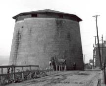 Vue générale de la tour Martello 4, qui montre le volume bas et solide, vers 1920.; National Battlefields Commission / Commission des champs de bataille nationaux, circa /vers 1920.