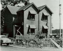 Vue en angle du bâtiment, 1956.; British Columbia Archives and Records Services, 1956.