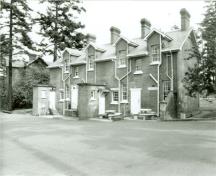Photo de l'extérieur, de la façade et du côté du bâtiment, 1989; Parks Canada/Parcs Canada, 1989