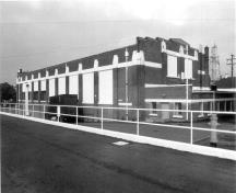 Vue en angle du Bâtiment 33-33A-33B, 1989.; Agence Parks Canada Agency, Ian Doull, 1989.