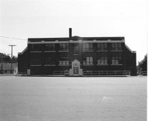 Vue de l'entrée principale (nord ouest), 1989.; Agence Parcs Canada/Parks Canada Agency, Ian Doull, 1989.