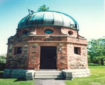 Vue générale de l'Édifice de la photo équatoriale, 1992.; Department of Energy, Mines and Resources / Ministère de l'Énergie, des Mines et des Ressources, 1992.