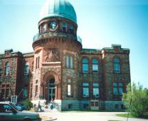 Photo prise de l'extérieur; (Department of Energy, Mines and Resources, 1992.)