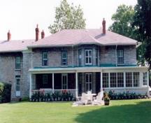 Photo prise de l'extérieur; (Department of National Defence, 1994.)