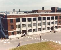 Vue de la façade latérale de l'édifice S-17, qui montre la disposition régulière des fenêtres à guillotine à carreaux multiples.; Department of National Defence / Ministère de la Défense nationale.