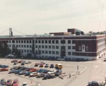 Vue en angle de l'édifice S-17, qui montre les détails classiques, dont les panneaux sculptés et la colonnade de pilastres cannelés.; Department of National Defence / Ministère de la Défense nationale.