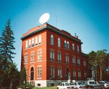 Vue en angle du Bâtiment du relevé sismologique, 1993.; Department of Public Works / Ministère des Travaux publics, 1993.