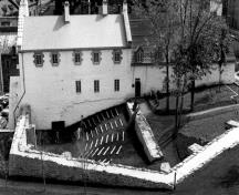 Vue générale de la redoute Dauphine montrant la façade ouest et le mur bastilloné, 1983.; Agence Parcs Canada (Région de Québec) / Parks Canada Agency (Québec Region), 101/07/PR-6/Sl504/#1, 1983.