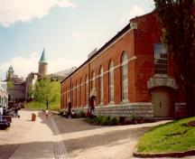 Vue générale de la fonderie du bastion Saint-Jean montrant la façade principale, 1993.; Agence Parcs Canada / Parks Canada Agency, Y. Desloges, 1993.