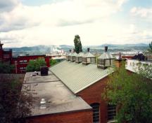 Vue générale de la fonderie du bastion Saint-Jean montrant le toit pentu en cuivre percé par cinq lanterneaux, 1993.; Agence Parcs Canada / Parks Canada Agency, Y. Desloges, 1993.