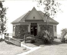 View of the Mallorytown Landing Pavilion, showing its octagonal hipped roof with large gabled dormers, 1992.; Agence Parcs Canada / Parks Canada Agency, 1992.
