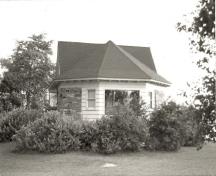 View of the Mallorytown Landing Pavilion, showing its decorative wooden rafter ends and its heavy stone piers, 1992.; Agence Parcs Canada / Parks Canada Agency, 1992.