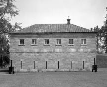 View of the façade of the South Magazine, showing the solid masonry walls made from Chazy limestone.; Parks Canada Agency / Agence Parcs Canada.