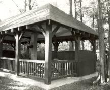 Vue générale de l'abri, qui montre la structure ajourée et l’espace intérieur sans cloisons, 1992.; Archaeological Services and Historica Ltd., 1992.