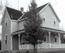 General view of the Lockmaster's House, showing the regular placement of the windows and doors on both floors, 1990.; Parks Canada Agency / Agence Parcs Canada, De Jonge, 1990.
