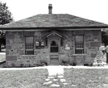 Façade de la résidence fortifiée du maître-éclusier, qui montre le volume compact simple sur un niveau, 1989.; Parks Canada Agency / Agence Parcs Canada, Couture, 1989.