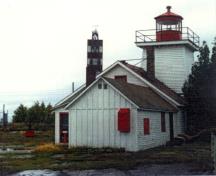 Vue générale du phare et la maison attenante au détroit de Mississagi.; Transport Canada / Transports Canada