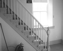 Vue de l'escalier de la maison du maître-éclusier, qui montre le plan intérieur, 1990.; Parks Canada Agency / Agence Parcs Canada, James De Jonge, 1990.