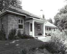 Façade de la résidence fortifiée du maître-éclusier, qui montre le volume simple, carré, de plain-pied, 1989.; Parks Canada Agency / Agence Parcs Canada, Couture, 1989.
