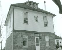Vue de l'avant de la résidence fortifiée du maître-éclusier, qui montre l’emplacement des fenêtres et des portes sur les deux niveaux, 1990.; Parks Canada Agency / Agence Parcs Canada, James De Jonge, 1990.