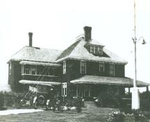 View of Building 18, showing the symmetrical main façade with its central entrance, circa 1925.; National Archives of Canada / Archives nationales du Canada, circa/vers 1925.