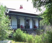 General view of Hawthorne Cottage, showing the wide verandah and  decorative accents, 1990.; Parks Canada Agency / Agence Parcs Canada, 1990.
