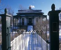 Front view of Hawthorne Cottage, showing the square, one-and-a-half storey massing and the varying roof types, 2004.; Parks Canada Agency / Agence Parcs Canada, 2004.