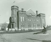 Side elevation of the Armoury, showing the three-storey corner octagonal tower, 1989.; Department of National Defence / Ministère de la Défense nationale, 1989.