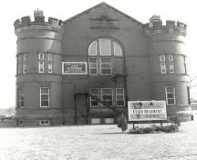 View of the rear façade of the Armoury, showing the prominent corner towers, 1991.; Department of National Defence / Ministère de la Défense nationale, 1991.