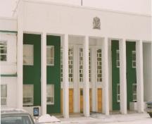 Vue de l'entrée principale du bâtiment 200, qui montre le caractère distinctif du portique d’entrée central surélevé avec ses grosses colonnes autoportantes, 1991.; Public Works and Government Services Canada / Travaux publics et Services gouvernementaux Canada, 1991.