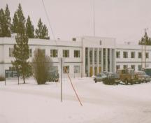 Façade latérale du bâtiment 200, qui montre son volume imposant de deux étages coiffés d’un toit-terrasse, 1991.; Public Works and Government Services Canada / Travaux publics et Services gouvernementaux Canada, 1991.