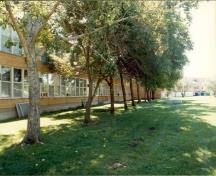 Vue de la façade latérale du bâtiment 86, quartier général de la base, BFC Winnipeg-Nord, 1996.; Department of National Defence / Ministère de la Défense nationale, 1992.