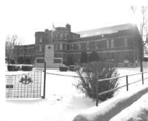 Vue du Manège militaire à Belleville, en Ontario, qui montre le motif de forteresse médiévale, 1992.; Ministère de la Défense nationale / Department of National Defence, 1992
