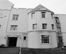 Vue détaillée du manège militaire de Seaforth, où l'on peut apercevoir l'entrée principale des officiers, 1997.; Heritage Research Associates Inc., 1997.