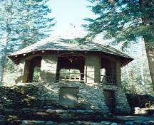 General view of the Devonian Pavilion showing its field stone basement, 1997.; Agence Parcs Canada / Parks Canada Agency, 1997.