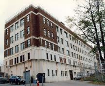 Vue en angle de l'édifice Currie S37, BFC Halifax, 1997.; Heritage Canada/ Patrimoine canadien, 1997.