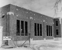 Corner view of the Yorkton Armoury, showing the exterior cladding of very high quality Claybank brick, trimmed with stone and terracotta, 1989.; Department of National Defence / Ministère de la Défense nationale, 1989.