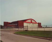 Hangar 11, showing the west elevation on the right and the north elevation on the left. At the far left, the one-storey section that was added to the northwest comer in the late- 1950s/early- 1960s is visible, 2001.; Agence Parcs Canada / Parks Canada Agency, E. Tumak, 2001.