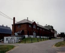 Vue en angle de l'édifice de la recherche en ingénierie.; Agence Parcs Canada / Parks Canada Agency, Cosimo Zacconi, 1995.