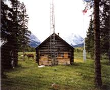Vue générale du chalet des gardes du parc de Rocky Forks, qui montre son emplacement dans le parc national Jasper.; Agence Parcs Canada / Parks Canada Agency, 1996.