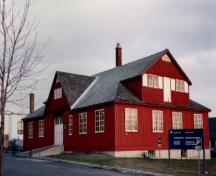 Vue en angle de l'atelier du menuisier qui montre son style Shingle.; Agence Parcs Canada / Parks Canada Agency